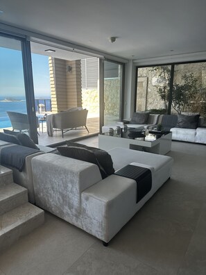 Smart TV, DVD player, ping pong, books