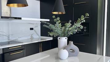 Wasserkocher mit Kaffee-/Teezubehör, Kühlschrank, Mikrowelle, Ofen