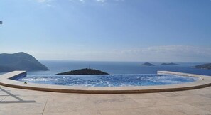 Piscine à débordement, piscine chauffée