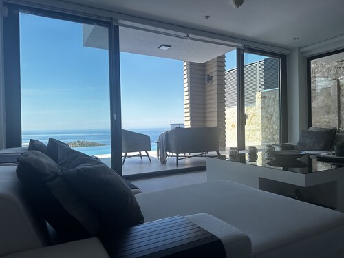 Serenity Villa on omakotitalo, jossa on oma lämmitetty * uima-allas ja merinäköala