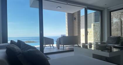 Serenity Villa on omakotitalo, jossa on oma lämmitetty * uima-allas ja merinäköala