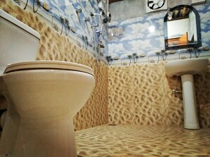 Een douche, gratis toiletartikelen, badjassen, handdoeken