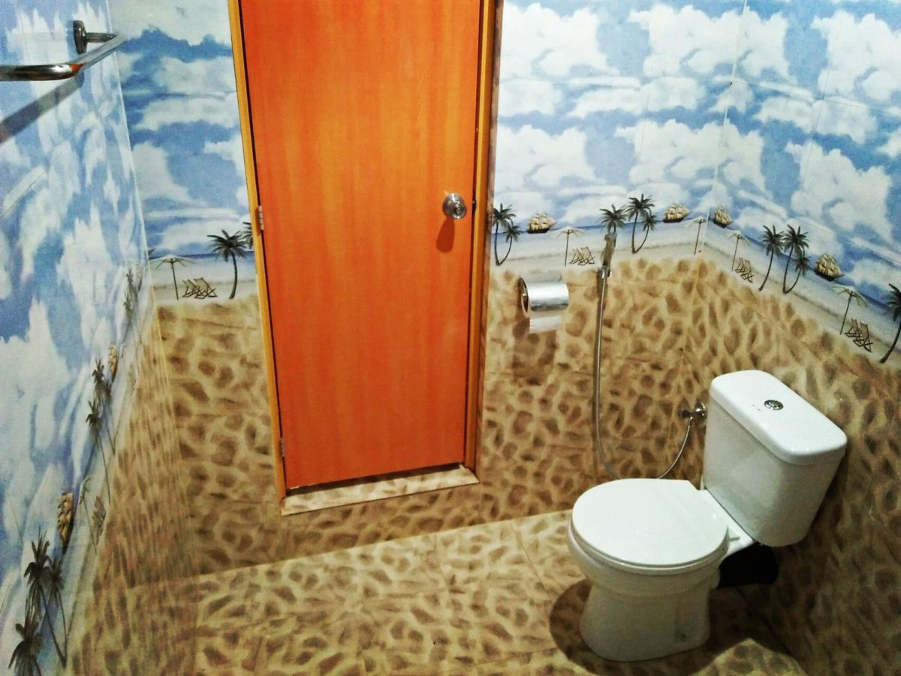 Ein Badezimmer mit Tür, Toilette und Dusche.