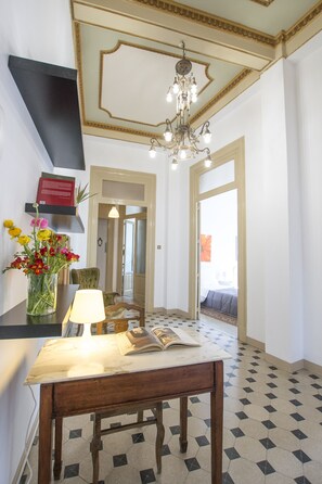 4 bedrooms, iron/ironing board, free WiFi, bed sheets - Large bright apartment in Liberty building - Excellent position (Palermo)