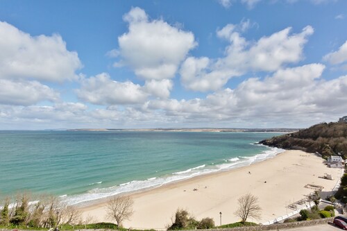 35 Carrack Widden, St Ives – Sleeps 2 – Panoramic Sea Views – On-Site Parking