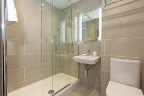 Combined shower/tub, towels