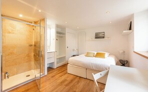 4 Schlafzimmer, Bügeleisen/Bügelbrett, Reisekinderbett, WLAN