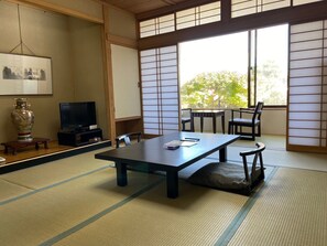 傳統客房 (Japanese Style, Main Building) | 房內夾萬、書桌、手提電腦工作空間、遮光窗簾/窗簾
