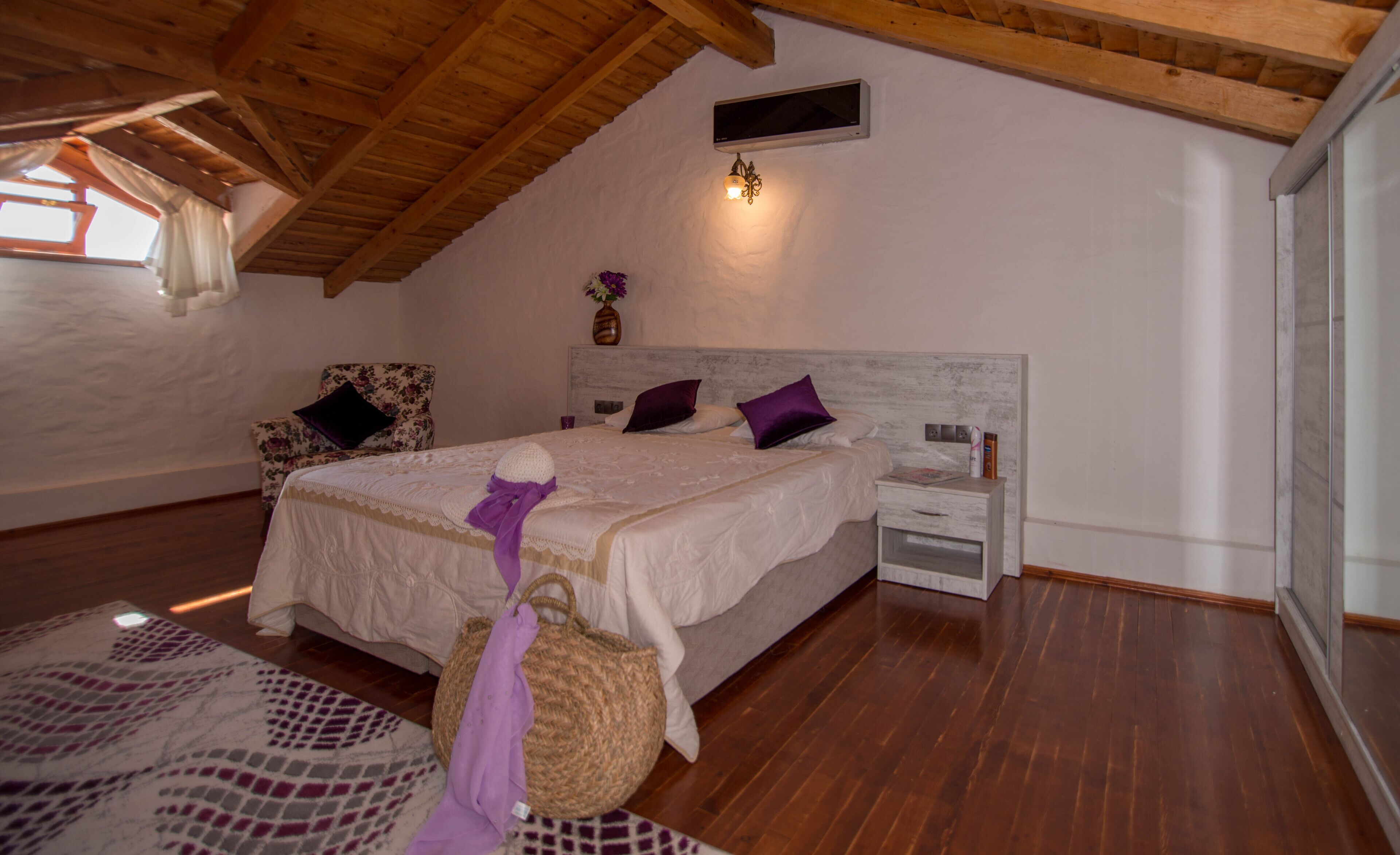 5 slaapkamers, een strijkplank/strijkijzer, reisbedje, gratis wifi