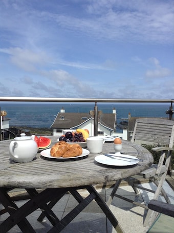Outdoor dining. Bright spacious house with sea views and balcony. Golf, Surfing, Walks, Scenery.