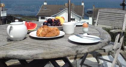 Bright spacious house with sea views and balcony. Golf, Surfing, Walks, Scenery.