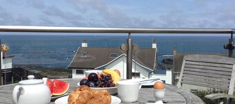 Bright spacious house with sea views and balcony. Golf, Surfing, Walks, Scenery.