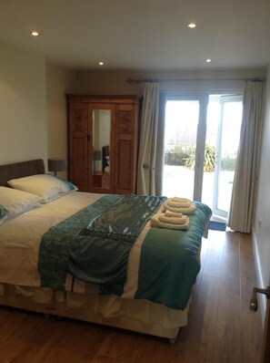 4 habitaciones, tabla de planchar con plancha, wifi y ropa de cama 