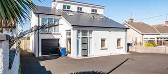 Licht ruim huis met uitzicht op zee en een balkon. Golf, surfen, wandelen, landschap.