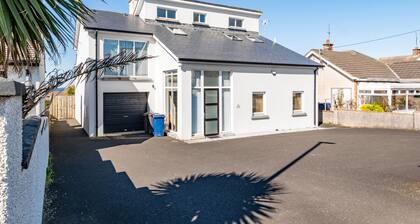 Bright spacious house with sea views and balcony. Golf, Surfing, Walks, Scenery.
