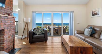 Bright spacious house with sea views and balcony. Golf, Surfing, Walks, Scenery.