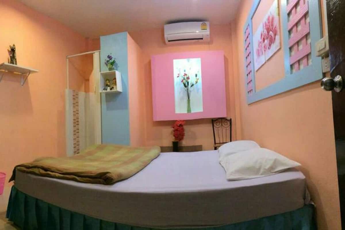 Standard Double Room with Air Condition and Private Bathroom | WiFi (free), bed sheets