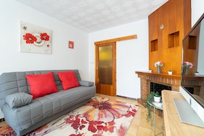TV, fireplace