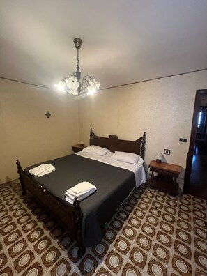 2 bedrooms, iron/ironing board, bed sheets