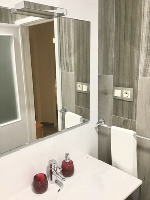 Secador de cabelo, toalhas de banho