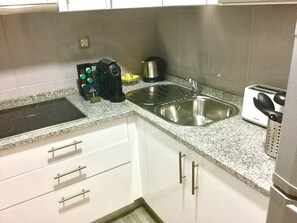 Kjøleskap, mikrob ølgeovn, ovn og kokeplater