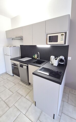 Réfrigérateur, micro-ondes, four, plaque de cuisson