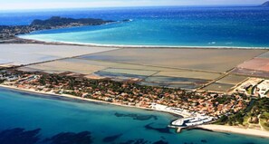 An aerial view of a coastal town with a marina, residential areas, and clear blue waters. - APARTMENT IN PEACE IN VILLA ON THE GROUND FLOOR (Hyères)