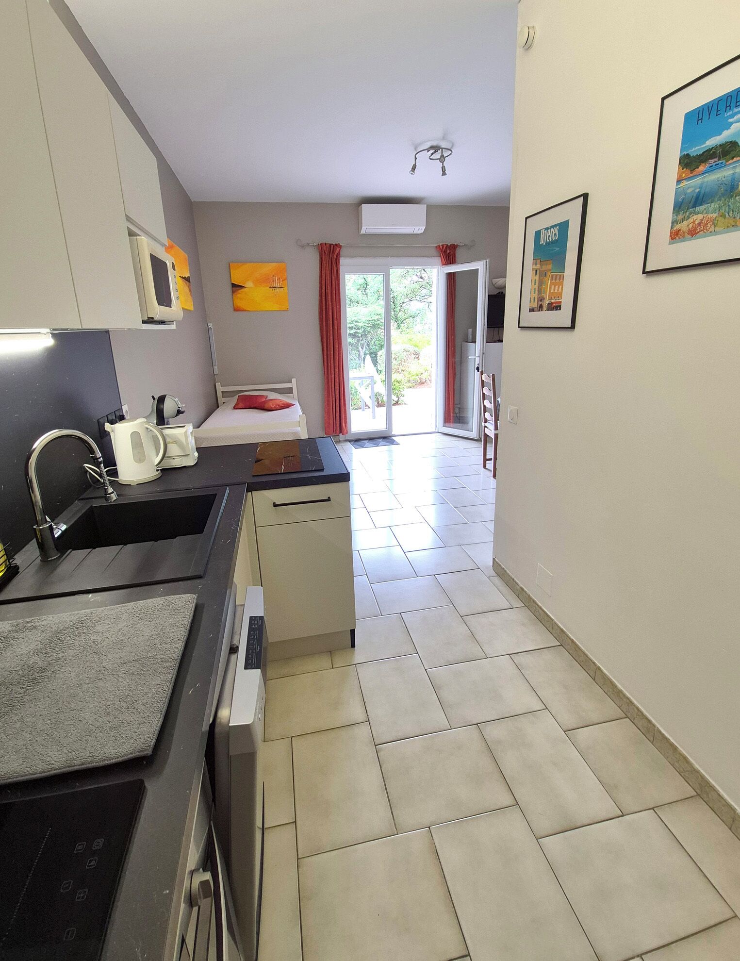 Réfrigérateur, micro-ondes, four, plaque de cuisson