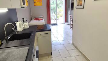 Réfrigérateur, micro-ondes, four, plaque de cuisson