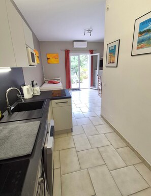 Jääkaappi, mikroaaltouuni, uuni, liesi