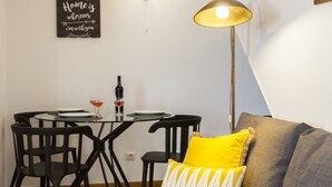 Ein Essbereich mit Tisch, Stühlen und einer Lampe.