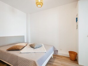 2 bedrooms, travel crib, free WiFi, bed sheets