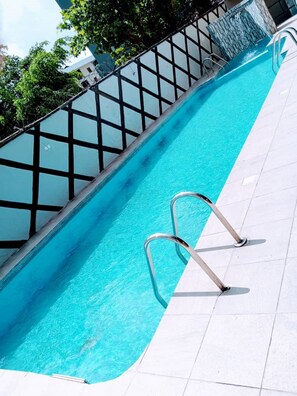 Outdoor pool - Glee Hotel (Lagos)