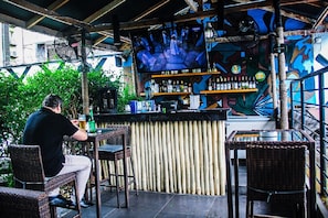 Poolside bar - Glee Hotel (Lagos)