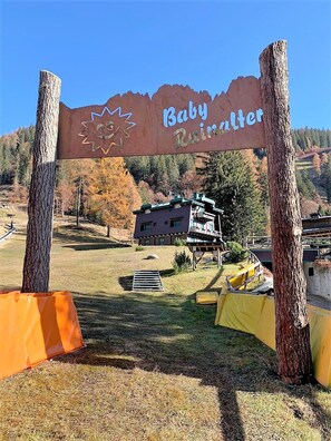 Property grounds - Vacation without a car! Downtown and to the ski lifts on foot (Madonna di Campiglio)