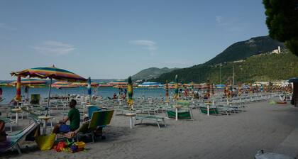 Luxurious Residence in Central Location a Few Steps from the Lake with AC and WIFI