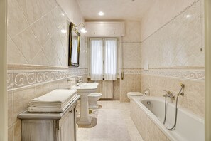 Bathtub, hair dryer, bidet, towels - Luxurious Residence in Central Location a Few Steps from the Lake with AC and WIFI (Toscolano Maderno)