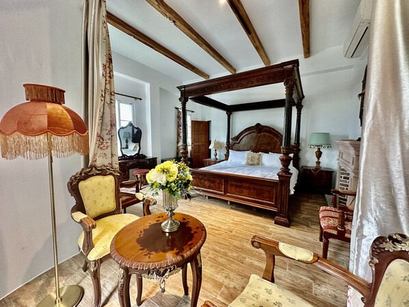 Schreibtisch, Verdunkelungsvorhänge, schallisolierte Zimmer