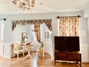 Desk, blackout drapes, soundproofing, free WiFi - Chateau de france (Wujie)