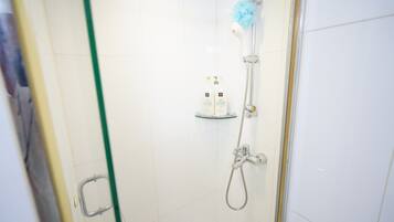 Full House | Bathroom shower
