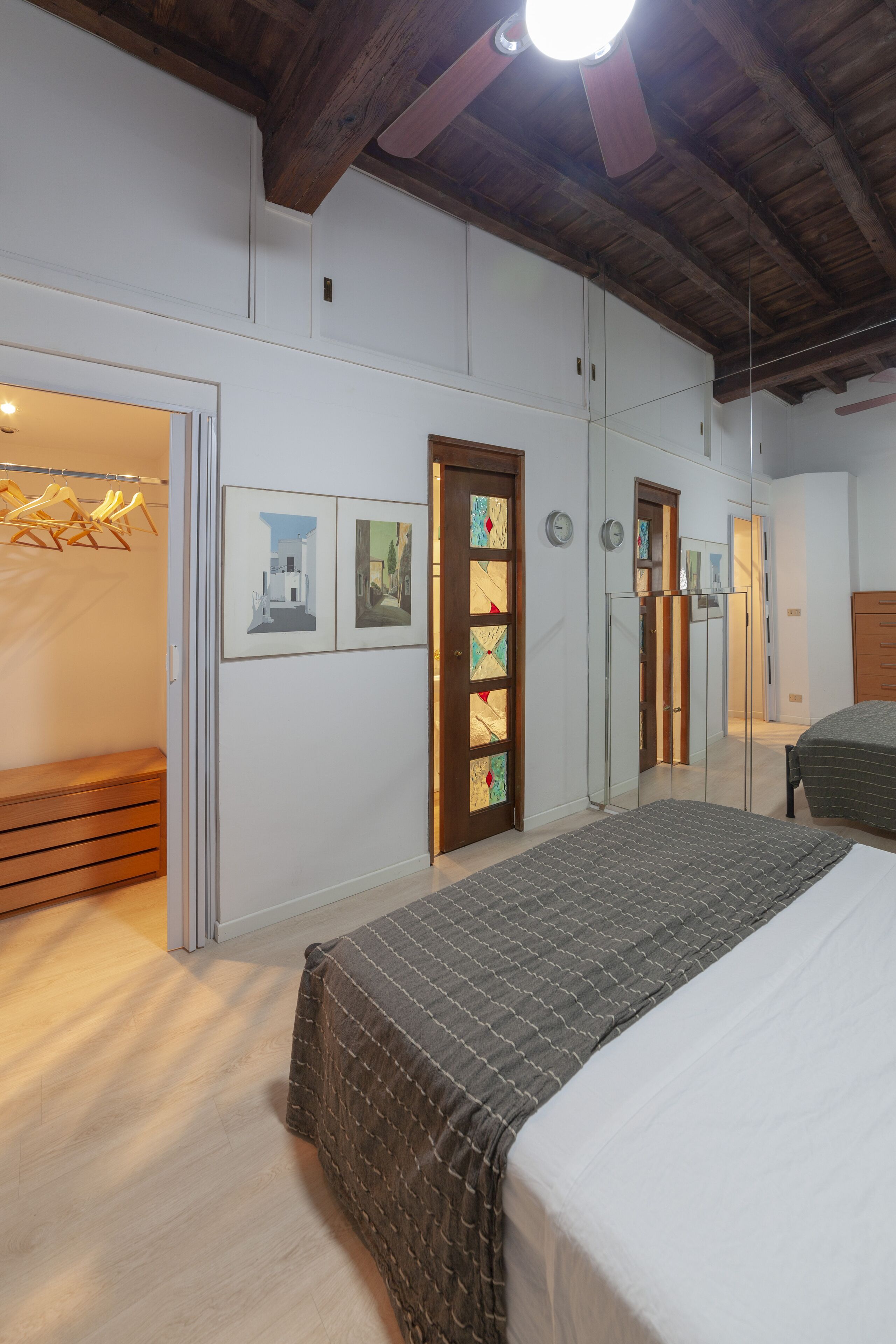 1 sovrum, värdeförvaringsskåp på rummet och skrivbord