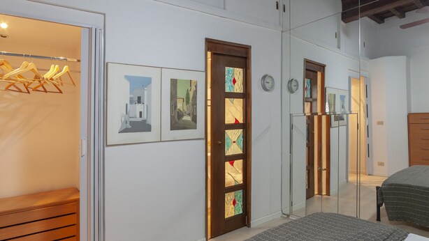 A bedroom with a bed, a wardrobe, and a mirror. - Independent 50 meters from the central and very Tuscan Duomo (Firenze)