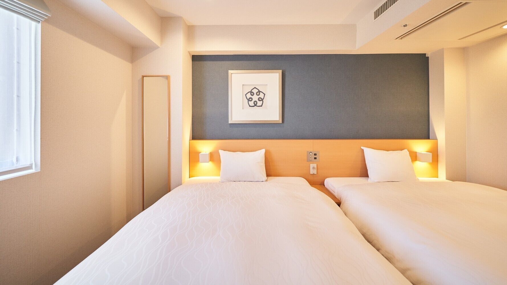 Down comforters, in-room safe, blackout drapes, free WiFi