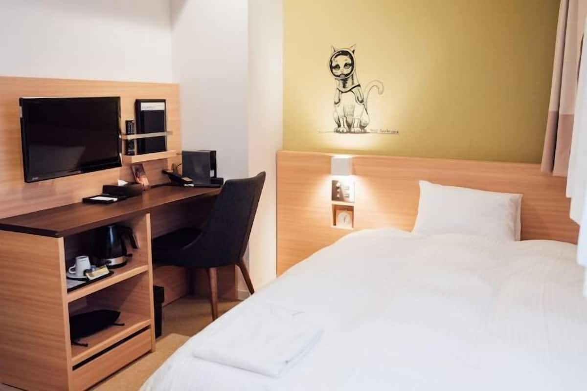 Edredón, caja de seguridad en la habitación y cortinas blackout