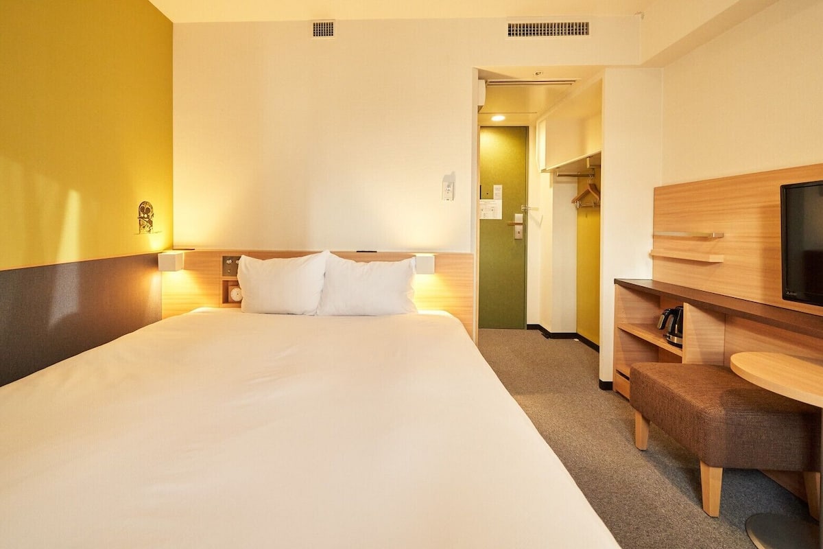 Down comforters, in-room safe, blackout drapes, WiFi (free)