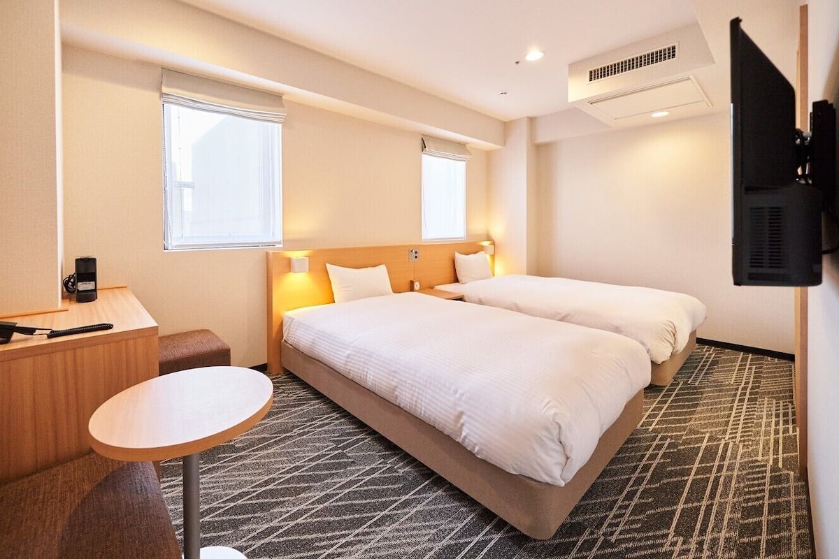 Down comforters, in-room safe, blackout drapes, WiFi (free)