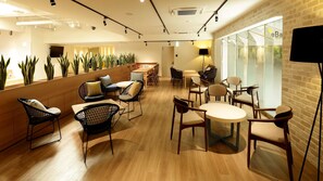 Lounge - WeBase TAKAMATSU - Hostel (Takamatsu)