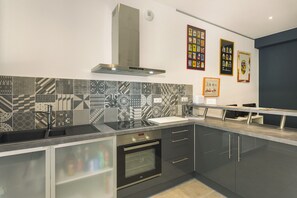 Kühlschrank, Mikrowelle, Ofen, Herdplatte