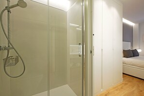 Shower, hair dryer, towels, soap - Gran Via Plaza (Madrid)