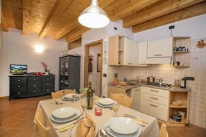 Le salon avec la table à manger et vue sur la cuisine